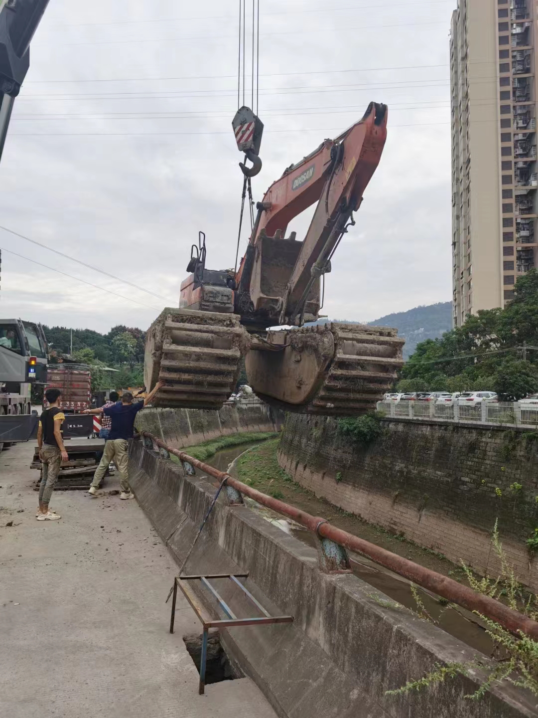 船挖机出租全国接单,成都水路两用挖掘机出租供应商