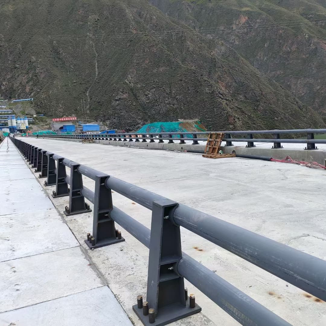 张家界热镀锌钢板立柱助力城市景观建设