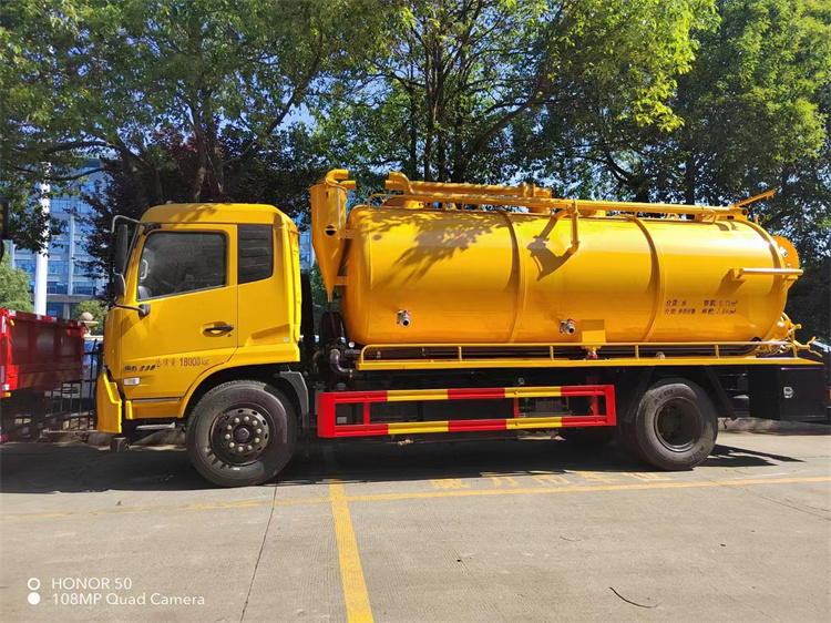 深圳东风天龙4方吸粪车