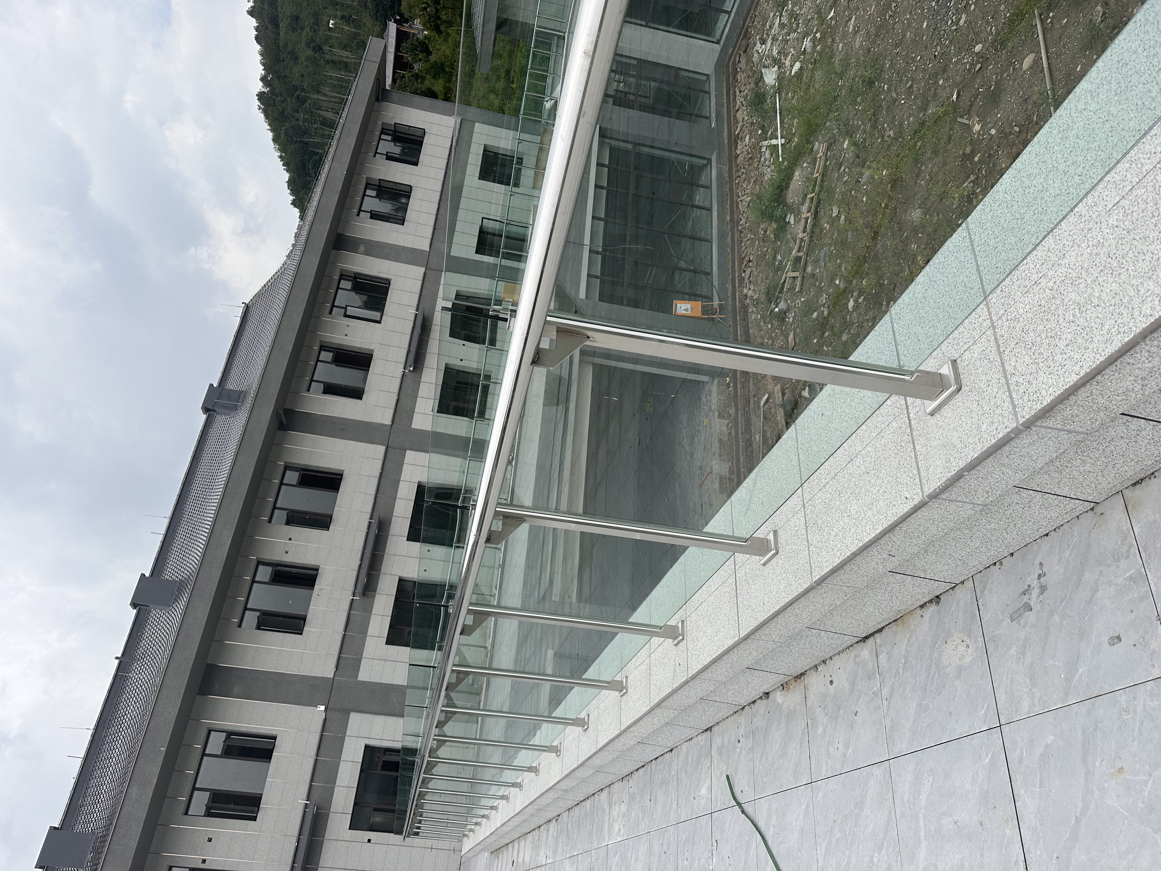 内蒙古风景区交通管理机场,玻璃护栏铝合金护栏价格，海康牌
