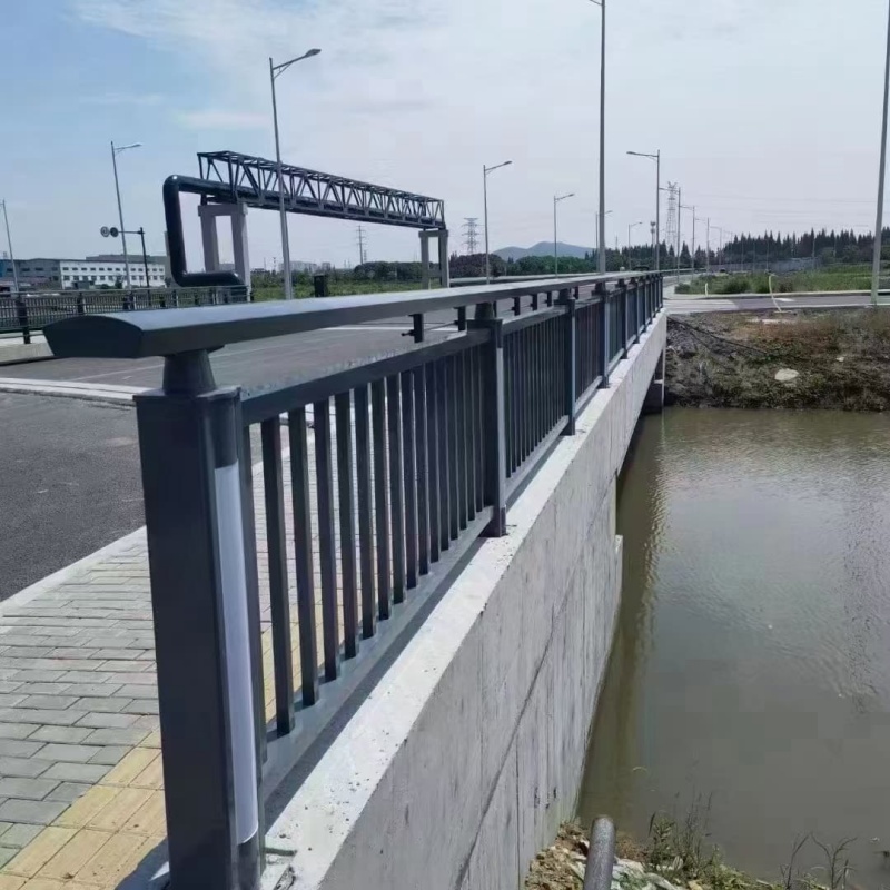 绥化公路人行道防撞栏杆-交通护栏隔离栏定制