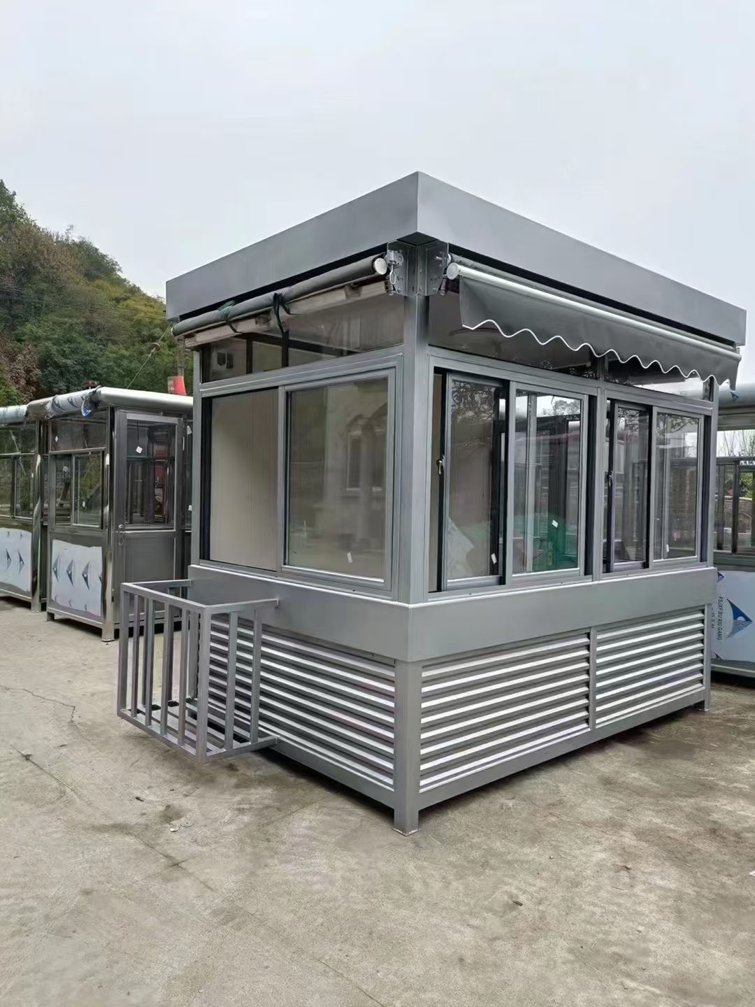 风景区锌钢护栏庭院大门安装，大华固定式护柱施工