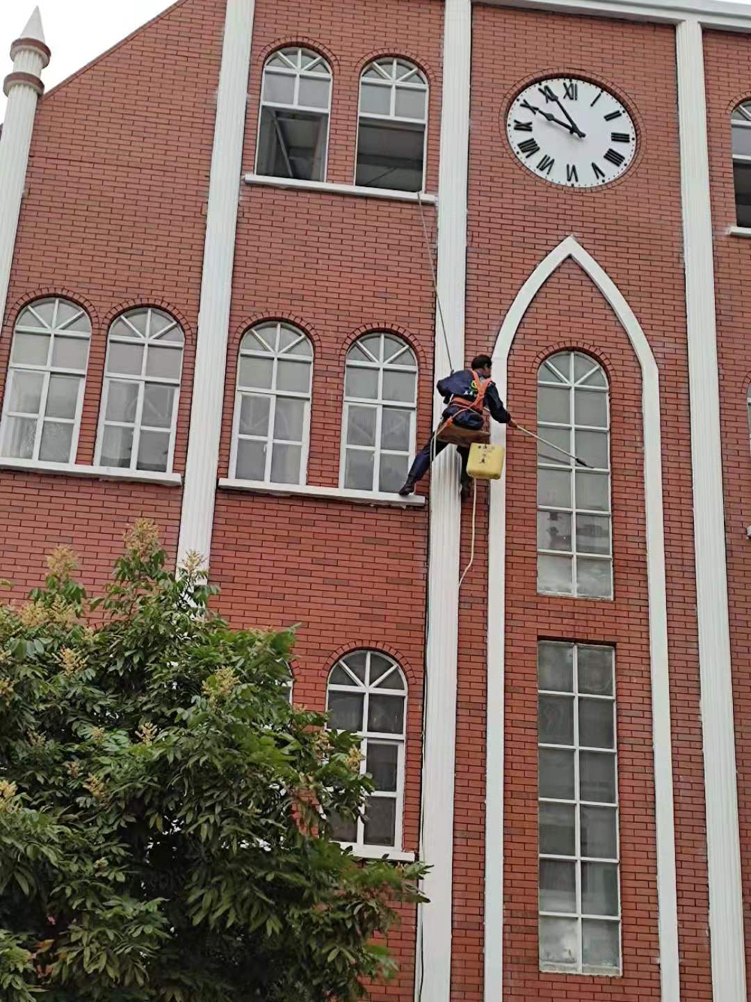 深圳福田别墅工程开荒清洁玻璃幕墙清洗