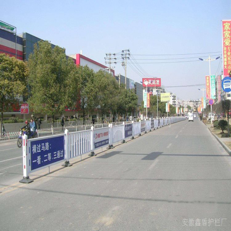 机动车隔离护栏耐腐蚀 道路边护栏厂家机非隔离栏杆