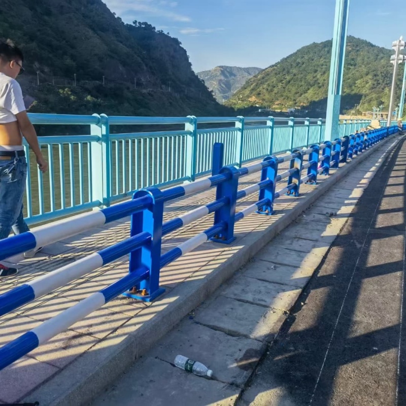 绥化公路人行道防撞栏杆-交通护栏隔离栏定制