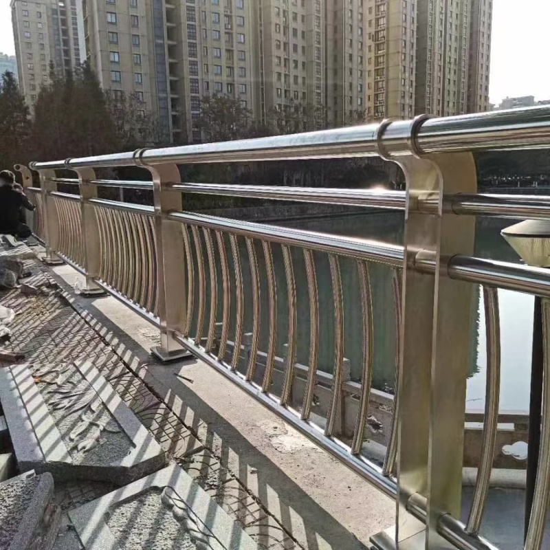 绥化公路人行道防撞栏杆-交通护栏隔离栏定制