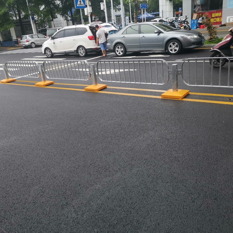 罗湖道路中间港式护栏组成介绍 互通出货护栏网隔离栅