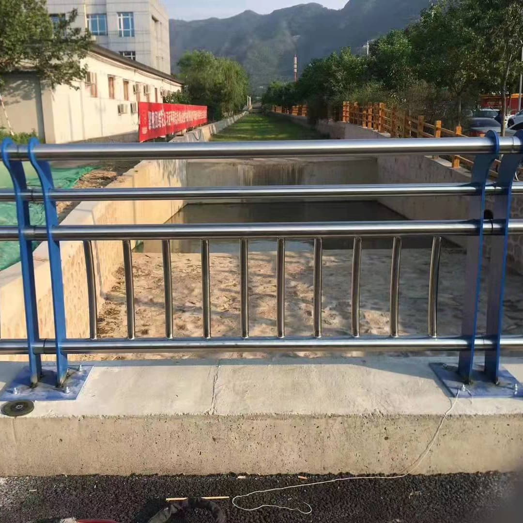 秦皇岛304不锈钢栏杆-不锈钢桥梁防护栏杆稳固结实