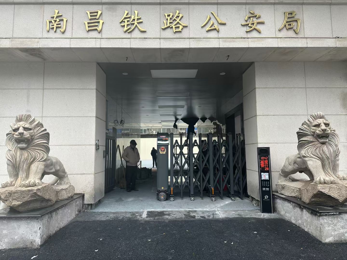 风景区锌钢护栏庭院大门安装，大华固定式护柱施工