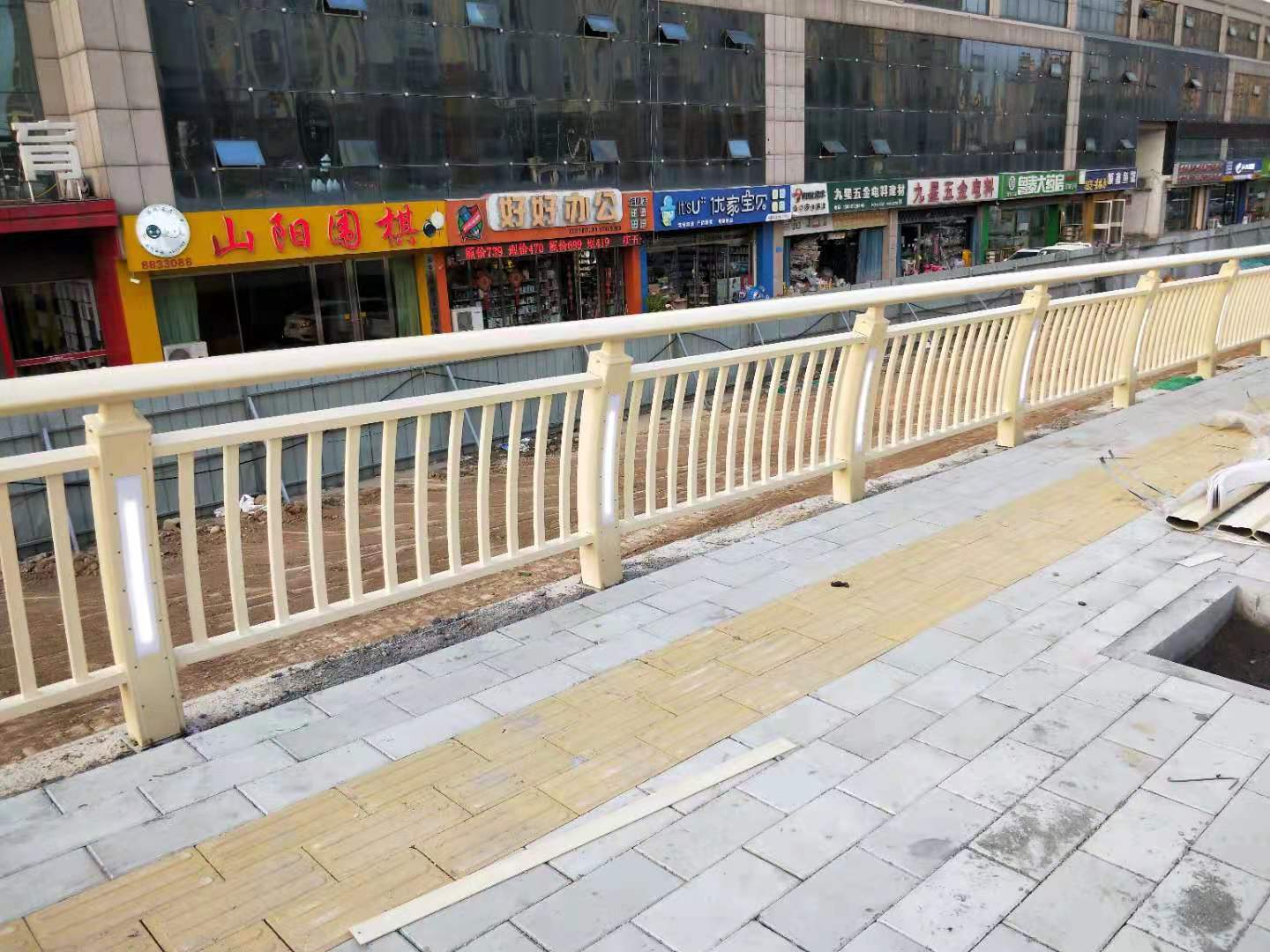 老河口灯光铝合金护栏引领城市安全美观新风尚