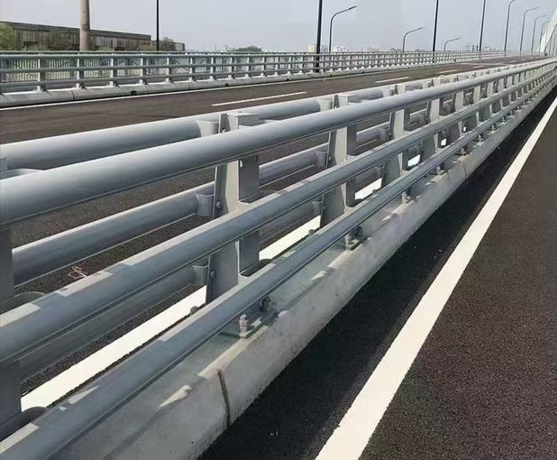 橋梁防撞護(hù)欄，橋梁護(hù)欄，鍍鋅護(hù)欄圖片