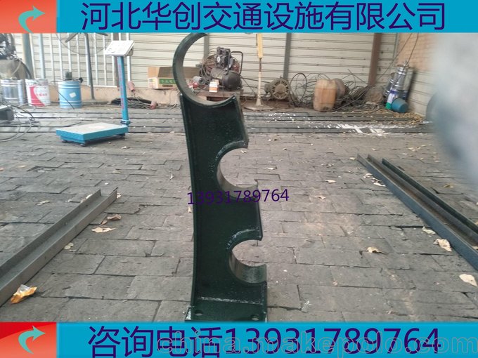 現(xiàn)貨護欄支架A鑄鐵支架A防撞護欄支架A高速公路護欄鑄鐵管架圖片