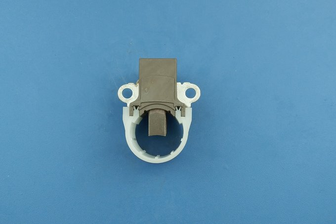廠家直銷汽車發(fā)電機電子調(diào)節(jié)器HR6001圖片