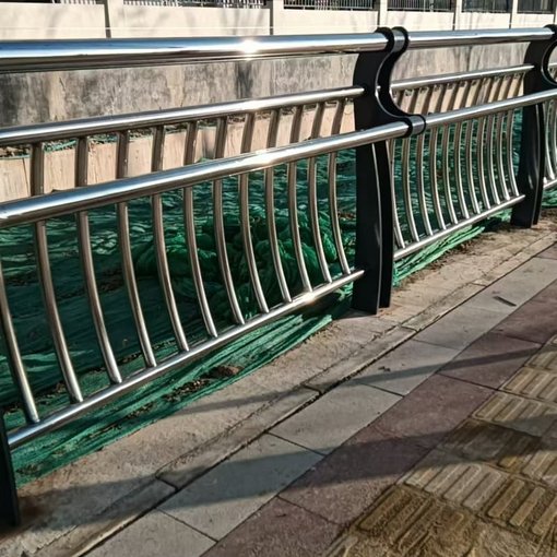 安徽安慶不銹鋼河道護(hù)欄海量庫存圖片