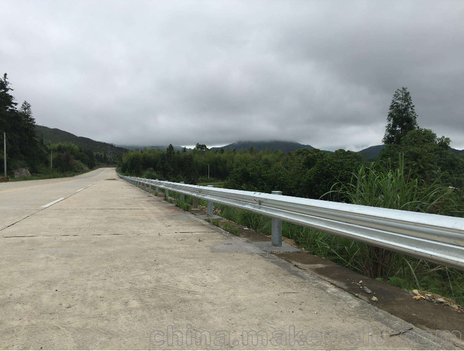 福建波形護欄 漳州高速公路護欄廠家 南平鄉(xiāng)村公路兩波護欄圖片