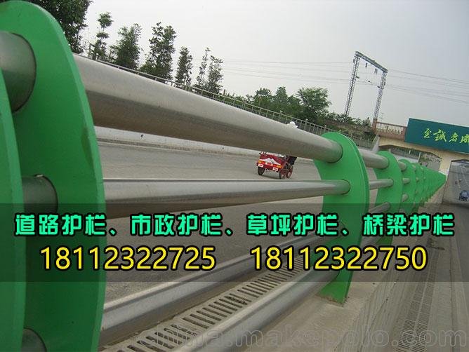 直銷甘肅不銹鋼復(fù)合管橋梁護(hù)欄、橋梁欄桿圖片