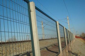 安平振兴定制直销铁路钢板网防护栅栏，铁路线路防护栅栏