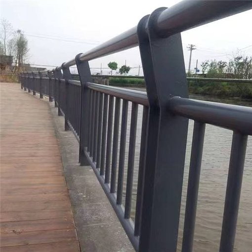 新鄭橋梁隔離護(hù)欄助力城市交通安全提升圖片