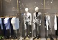 南京展柜厂直销2019新款服装展柜钢木展架烤漆工艺款式新颖
