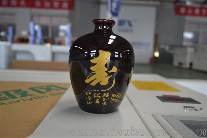 酒坛雕刻机刻字厂家效果 东旭激光景德镇陶瓷酒瓶批发