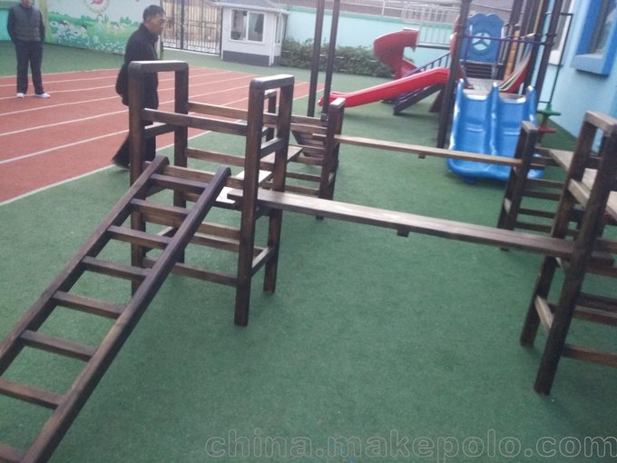 淄博幼兒園戶外積木/幼兒?jiǎn)稳藢?shí)木桌/實(shí)木桌椅/組合攀爬架廠家圖片