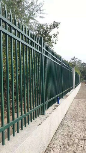 南通圍墻護(hù)欄  小區(qū)圍墻欄桿 南通鍍鋅欄桿定制圖片