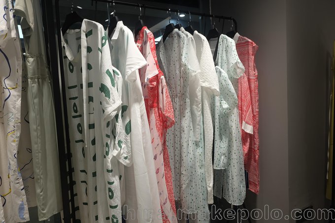 品牌折扣女裝實(shí)體店 條紋撞色拼接 A字版連衣裙  服裝尾貨批發(fā)圖片