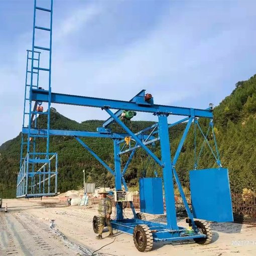 新型自走式橋梁施工車(chē)小座椅升降吊籃圖片