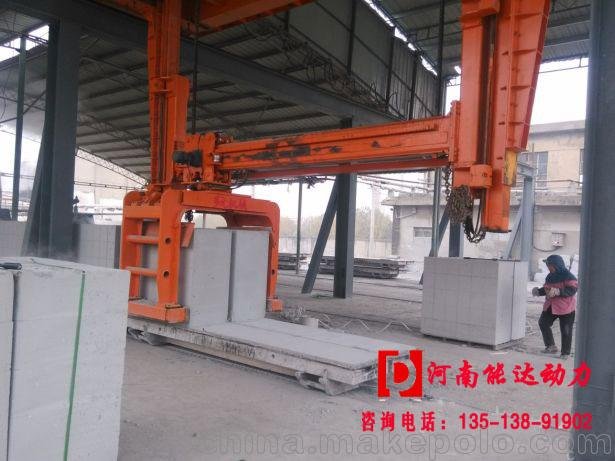 加氣混凝土釜后旋轉(zhuǎn)碼磚機(jī),加氣塊廠釜后碼垛機(jī)圖片