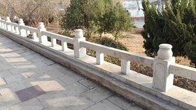 景區(qū)石欄桿小規(guī)格石護(hù)欄定制-景區(qū)石材隔離帶安裝效果