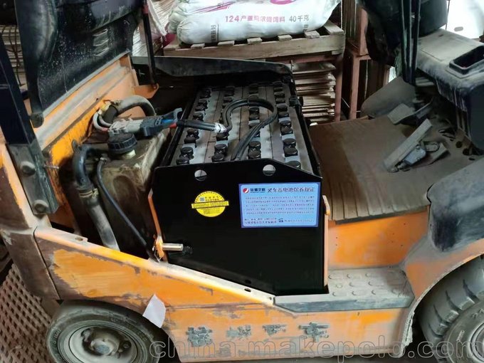 威海榮成HYUNDAI現(xiàn)代電動叉車HB30E配套電瓶80V500AH供應(yīng)圖片