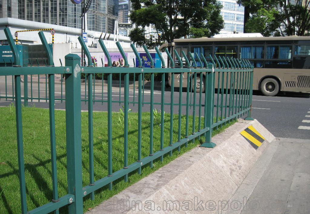 安徽黄山厂家供应厂区小区锌钢围墙护栏 道路绿化带草坪隔离栅栏