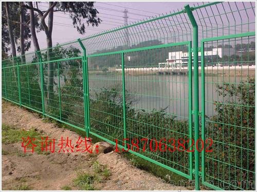 贛州鐵絲網(wǎng)球場防護絲網(wǎng) 安遠縣鐵絲護欄包塑鍍鋅圍養(yǎng)殖網(wǎng)足球場圖片