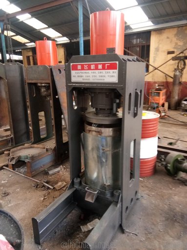 浙江最新式液壓榨油機(jī)；全自動花生大豆榨油機(jī)圖片