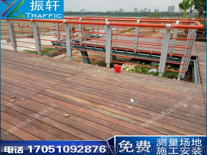 珠海振軒河道護(hù)欄  不銹鋼鋅鋼材質(zhì)款式多  河道防撞護(hù)欄廠家直銷圖片