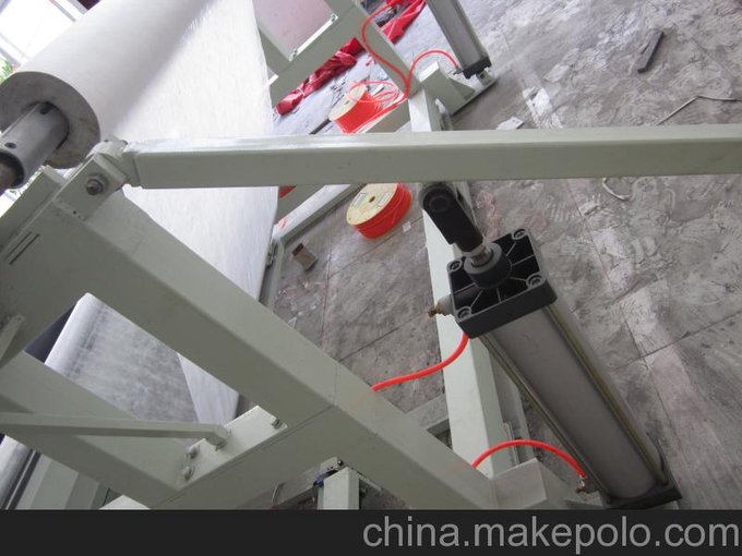 義烏久業(yè)全自動無紡布?xì)鈩臃智袕?fù)卷機(jī) 全國無紡布分切機(jī) 可定做圖片