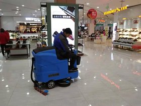 常州商场用驾驶式洗地机，电动全自动洗地机洗地吸干一体机
