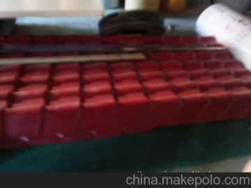 彨
